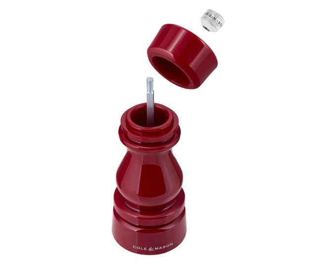 Rote Salzmühle aus Acryl der Marke COLE&MASON, 15 cm hoch, zylindrische Form mit sichtbarem Mahlwerk am oberen Ende der Mühle.
