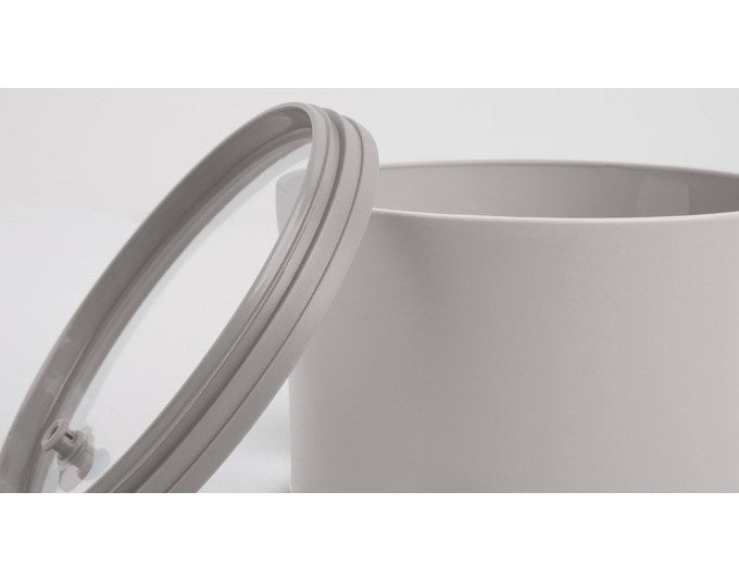 Runde Vorratsdose Tondo S in Silk-Grau von BLIMPLUS mit transparentem Deckel, seitlichen Fenstern und stapelbarem Design für Trockenware.