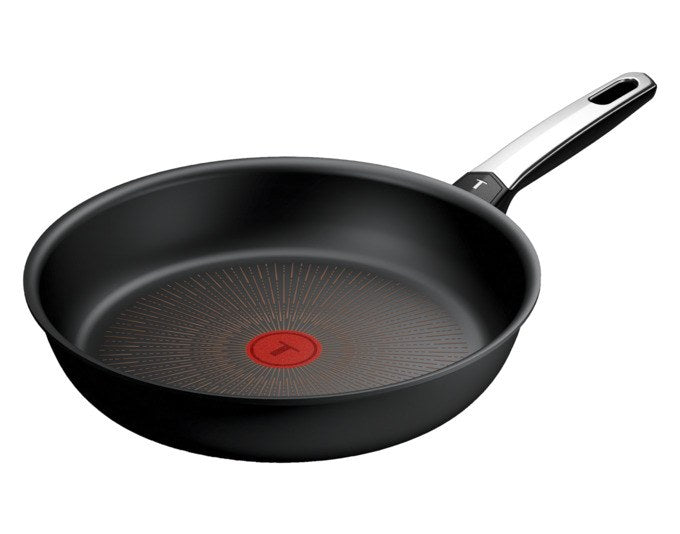 Schwarze TEFAL Bratpfanne Excellence G7 mit 24 cm Durchmesser, Antihaftbeschichtung und Chromgriff, Ansicht von schräg oben auf hellem Hintergrund.