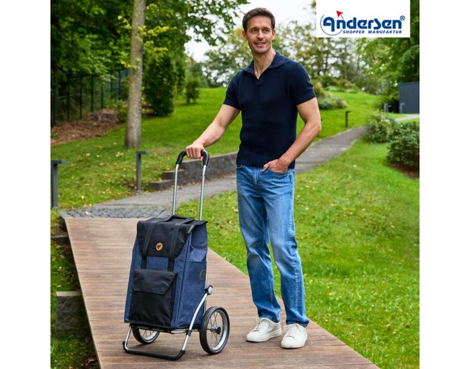 Blauer ANDERSEN Einkaufswagen Royal Senta 2.0 mit Aluminiumgestell, abnehmbarer Tasche und zwei grossen Rädern, freigestellt fotografiert.