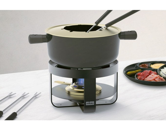 Schwarzer Fonduetopf aus Stahl-Email mit Rechaud, Pastenbrenner und Spritzschutz, Durchmesser 19 cm, Volumen 2.1 Liter.