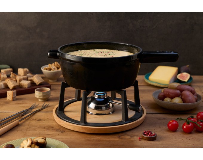 Schwarzes Fonduecaquelon aus emailliertem Gusseisen, rund, ø 23 cm, mit Griffen, auf neutralem Hintergrund fotografiert.