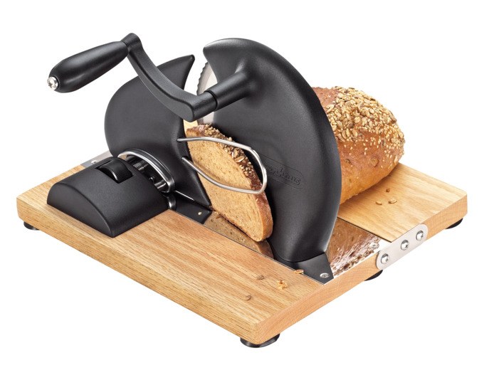 Brotschneidemaschine ZASSENHAUS Vintage mit Kurbel, Rundmesser, Skalierung und Krümelfach in Retro-Optik auf heller Arbeitsfläche.