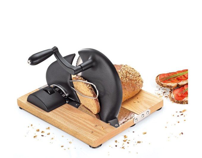 Brotschneidemaschine ZASSENHAUS Vintage mit Kurbel, Rundmesser, Skalierung und Krümelfach in Retro-Optik auf heller Arbeitsfläche.