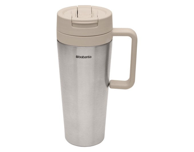 Doppelwandiger Edelstahl-Isolierbecher von BRABANTIA in Beige mit braunem Deckel, Flip-Trinkhalm und drehbarem 2-in-1-Verschluss, 1 Liter Fassungsvermögen.