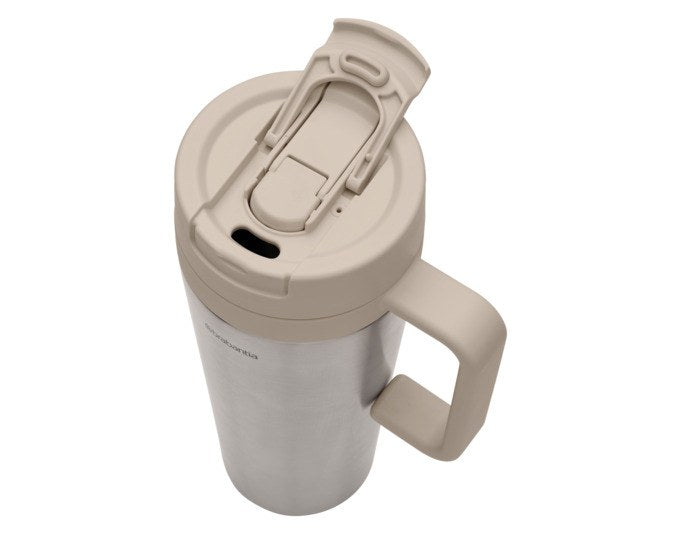 Doppelwandiger Edelstahl-Isolierbecher von BRABANTIA in Beige mit braunem Deckel, Flip-Trinkhalm und drehbarem 2-in-1-Verschluss, 1 Liter Fassungsvermögen.