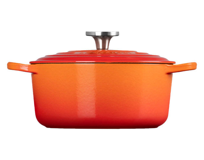 Runder Bräter Signature Crucible von LE Creuset in Ofenrot aus Gusseisen mit Deckel