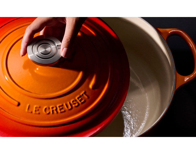 Runder Bräter Signature Crucible von LE Creuset in Ofenrot aus Gusseisen mit Deckel