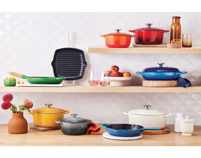 Roter runder Bräter Signature von LE Creuset aus emailliertem Gusseisen mit Deckel