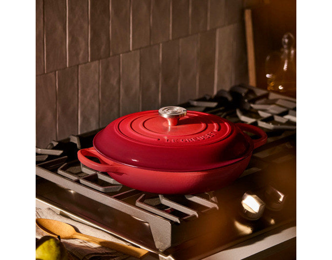 Kirschroter Gourmet-Profitopf Signature aus emailliertem Gusseisen mit Deckel, breite flache Form