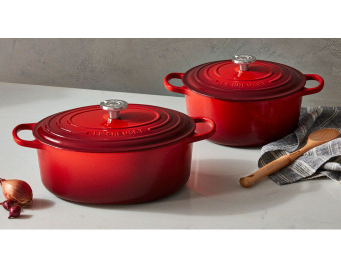 Ovaler kirschroter Bräter Signature von LE Creuset aus Gusseisen mit passendem Deckel