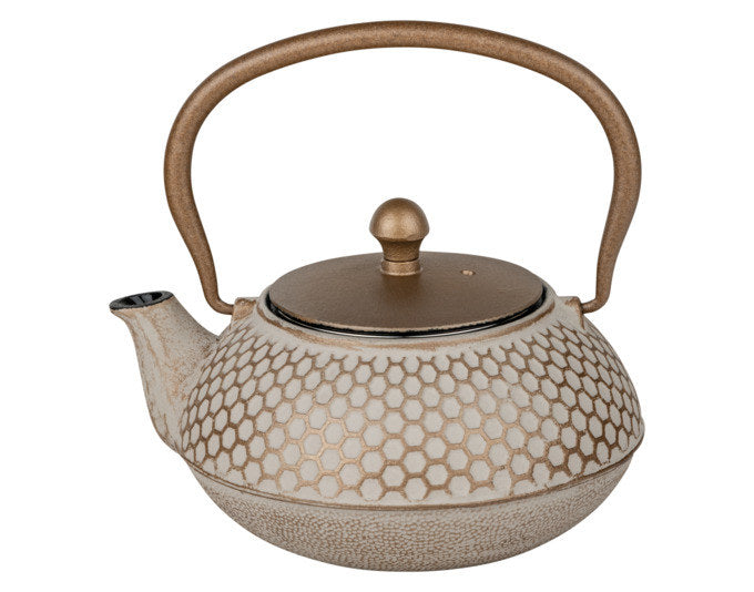 Gusseiserne BREDEMEIJER Teekanne Jiangxi in Beige mit strukturierter Oberfläche, goldfarbenen Akzenten und herausnehmbarem Edelstahlfilter.