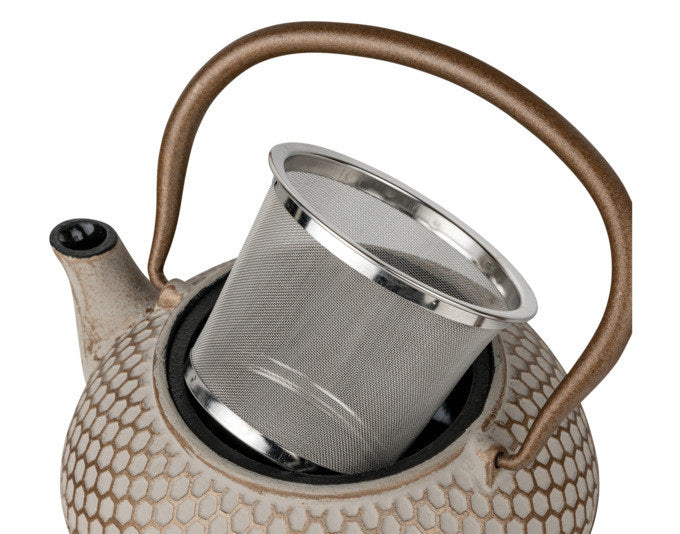 Gusseiserne BREDEMEIJER Teekanne Jiangxi in Beige mit strukturierter Oberfläche, goldfarbenen Akzenten und herausnehmbarem Edelstahlfilter.