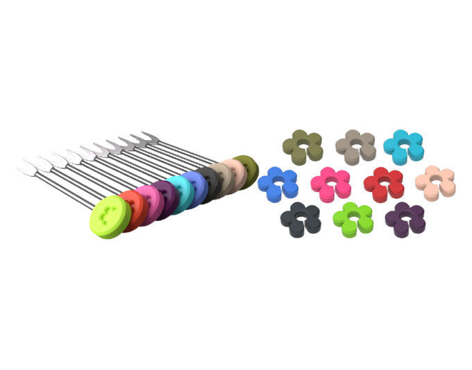 Zehn farbige Snackgabeln aus Edelstahl und Silikon sowie zehn flexible Silikon-Glasmarkierer in verschiedenen Farben, Nahaufnahme.