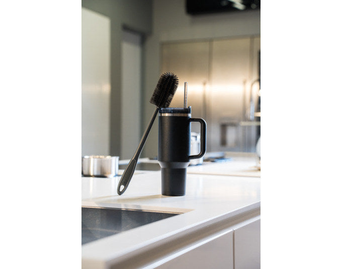 Anthrazitfarbene Becherbürste 2-in-1 mit flexiblen Silikonborsten und integrierter Trinkhalmbürste, Längen 40 cm und 27 cm.