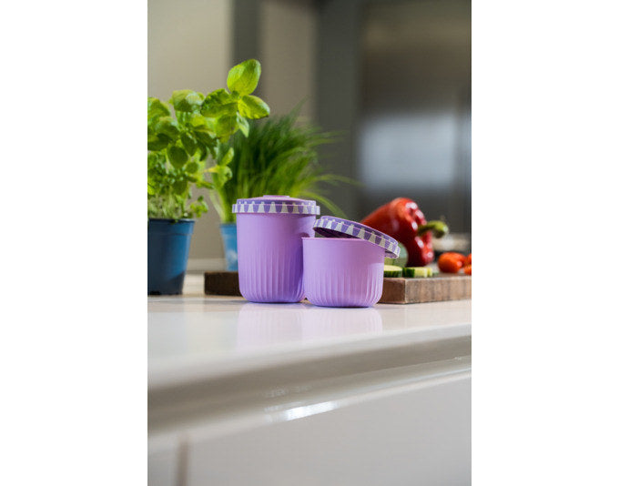 Runde KOCHBLUME Snackbox L 1-Click in Lavendel, 500 ml, mit Fächern und 1-Click-Verschluss, Kunststoff, Durchmesser 10 cm.