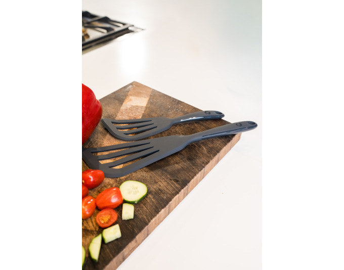 Anthrazitfarbener Eckwender aus Silikon mit Edelstahlkern, abgeschrägte Form mit Schlitzstruktur, Länge 32 cm, Breite 8 cm.