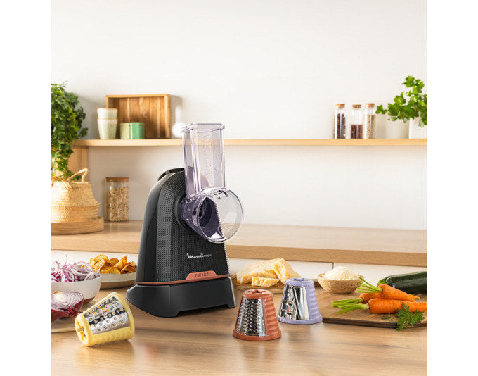 Schwarze MOULINEX Trommelraffel Fresh Express Twist DK8638E0 mit drei silbernen Edelstahlkegeln und Kunststoff-Frontseite auf weissem Hintergrund.