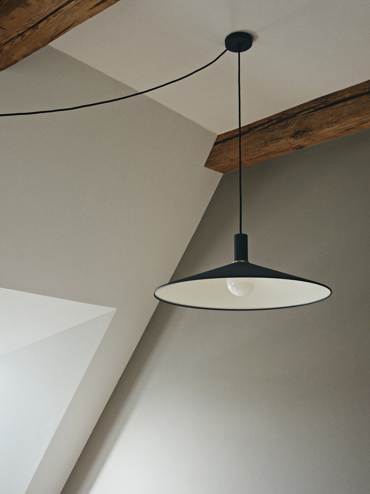 Collect Lampenschirm Angle Shade in Schwarz präsentiert im Onlineshop von KAQTU Design AG. Lampenschirm ist von Ferm Living