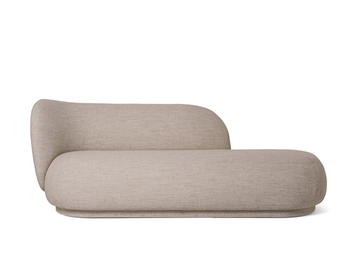 Rico Diwan von Ferm Living als 2er Sofa oder Tagesbett mit runden Formen und weichen Linien