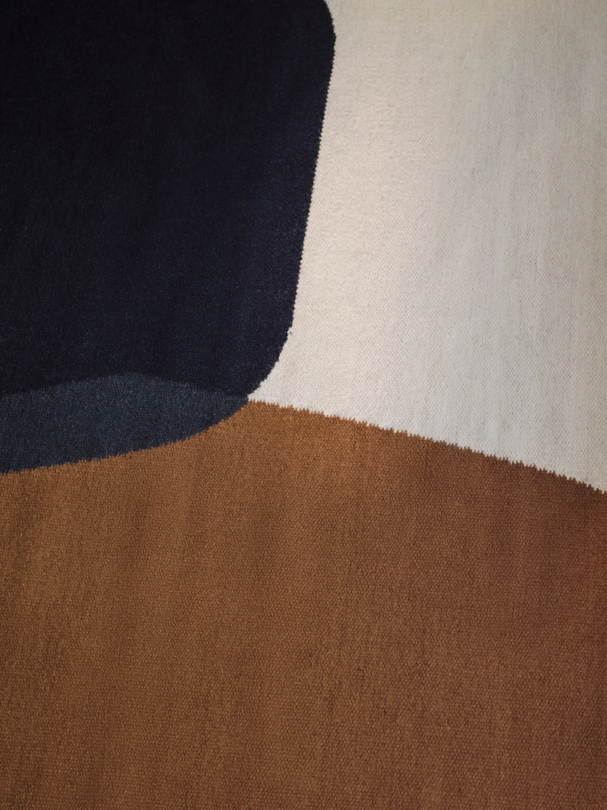 Mehrfarbiger Kelim Teppich Gross von Ferm Living aus 80% Wolle und 20% Baumwolle, handgewebt mit traditionellem Kelim-Muster und grober Struktur.