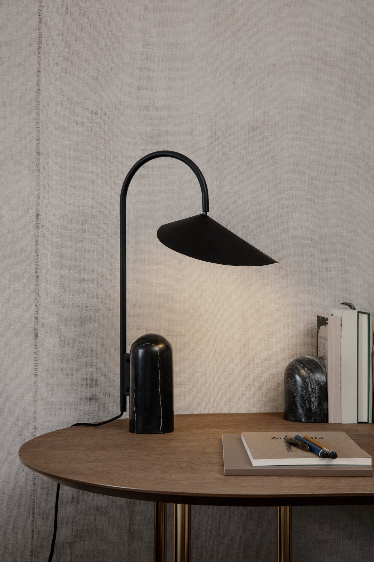 Arum Tischlampe in Schwarz präsentiert im Onlineshop von KAQTU Design AG. Tischleuchte ist von Ferm Living