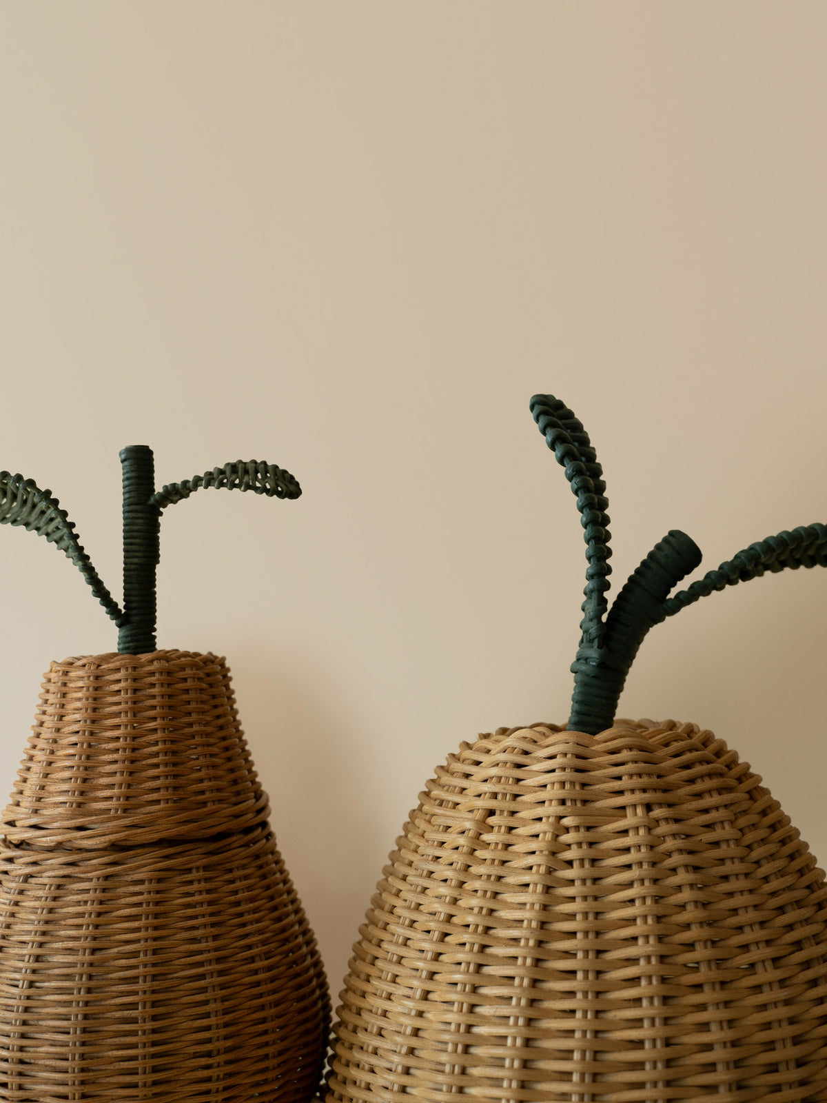 Grosser geflochtener Aufbewahrungskorb aus Rattan in Naturfarbe mit Apfelform und seitlichen Griffen, Durchmesser 55 cm, Höhe 70 cm.
