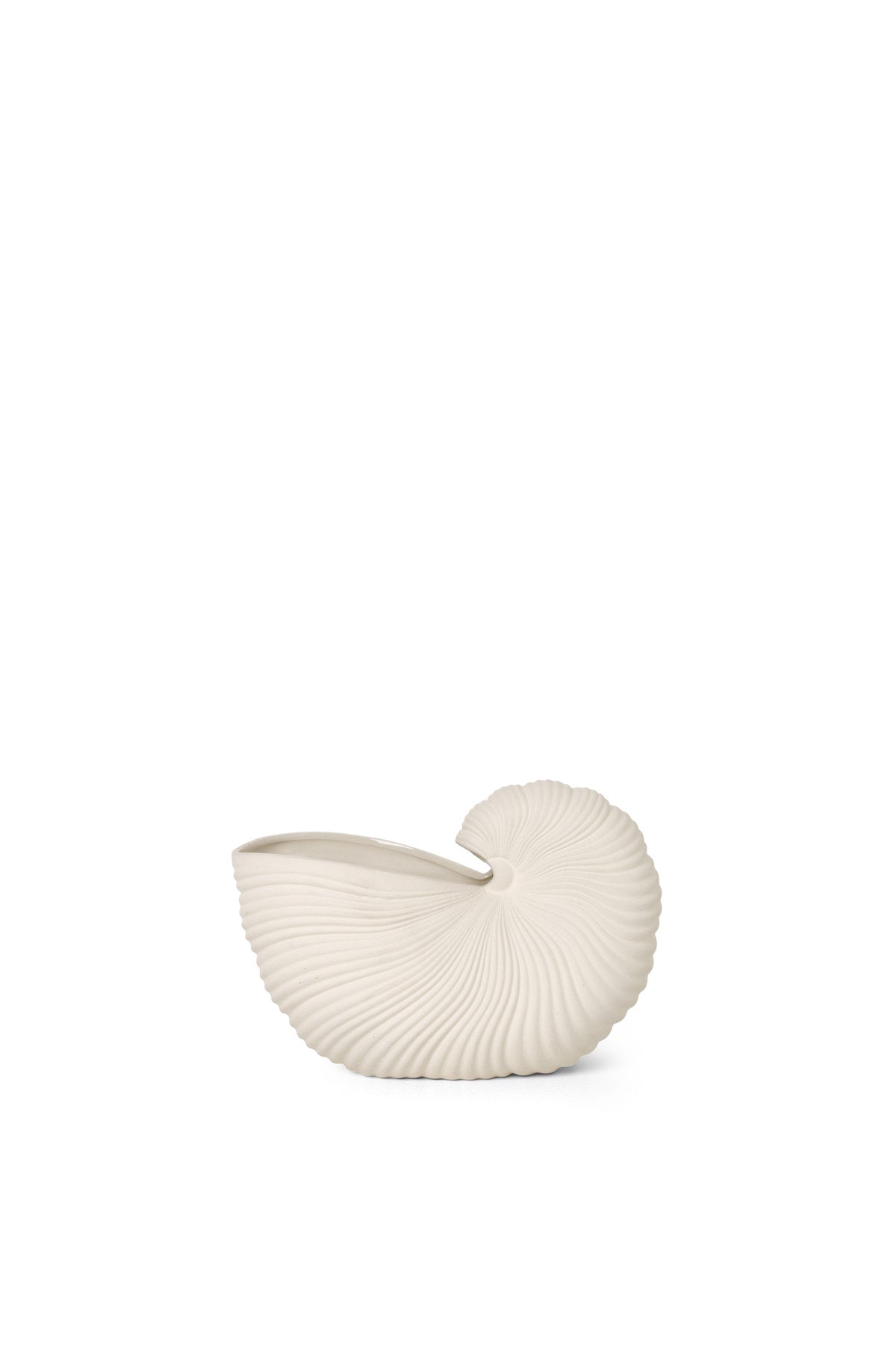 Blumentopf Shell in Cremeweiss präsentiert im Onlineshop von KAQTU Design AG. Blumentopf ist von Ferm Living