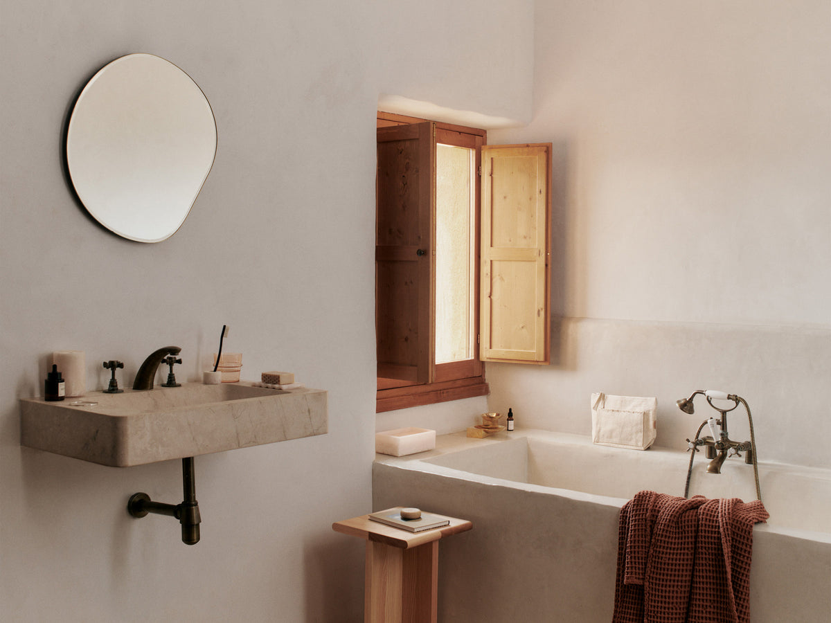 Pond Spiegel Klein in Messing präsentiert im Onlineshop von KAQTU Design AG. Wandspiegel ist von Ferm Living