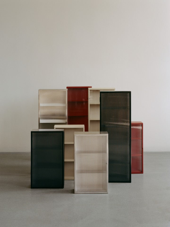 Haze Wandschrank, Geriffeltes Glas in Kaschmir präsentiert im Onlineshop von KAQTU Design AG. Wandschrank ist von Ferm Living