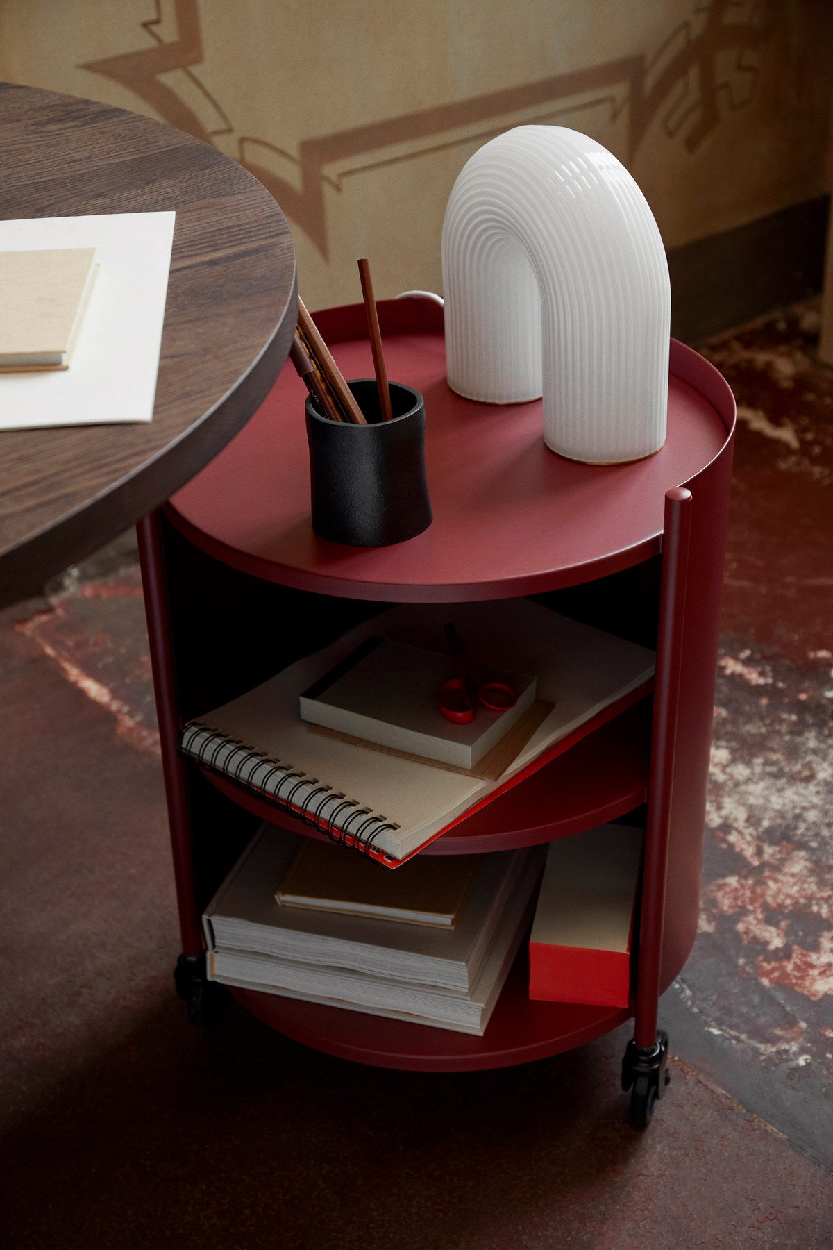 Vuelta Tischlampe in Weiss präsentiert im Onlineshop von KAQTU Design AG. Tischleuchte ist von Ferm Living