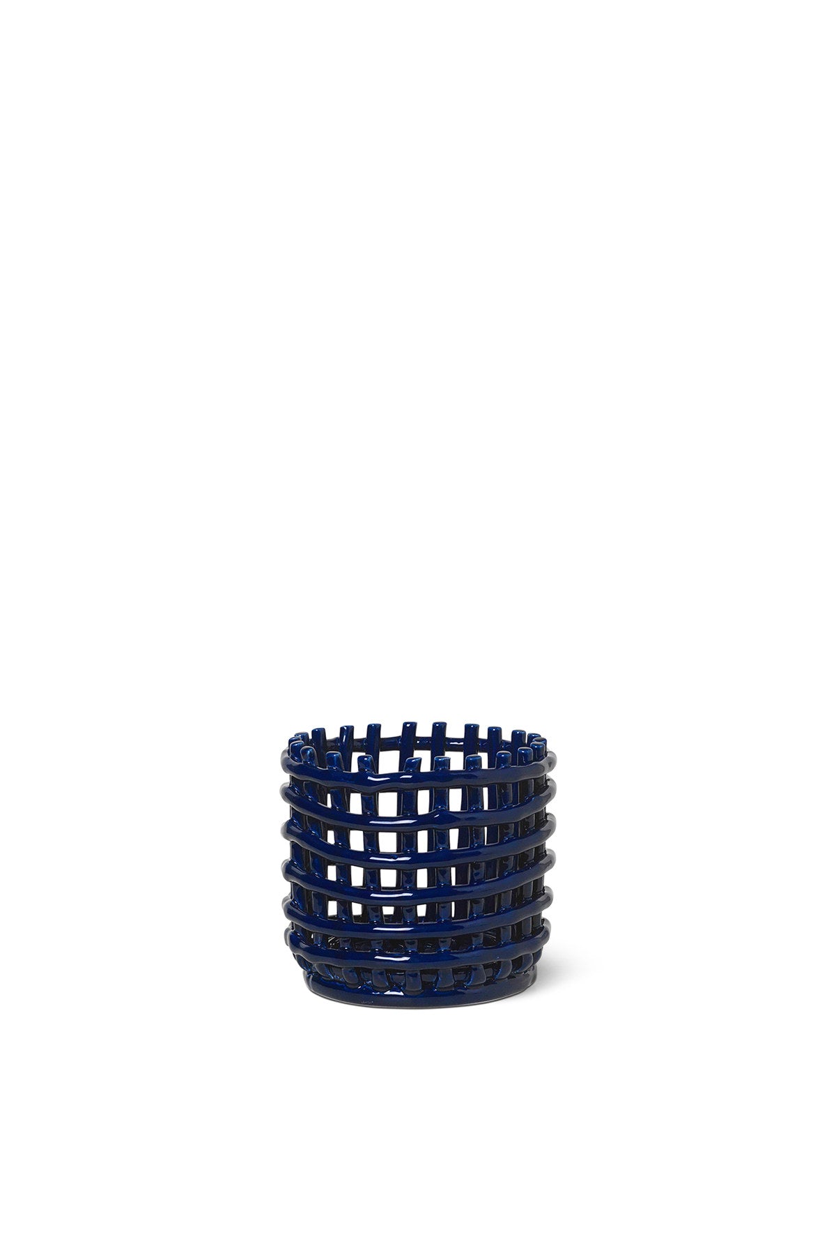 Keramikkorb von Ferm Living in Silber aus galvanisierter Keramik, handgeformt mit geflochtener Struktur, rund, Grösse D 16 x H 14.5 cm.
