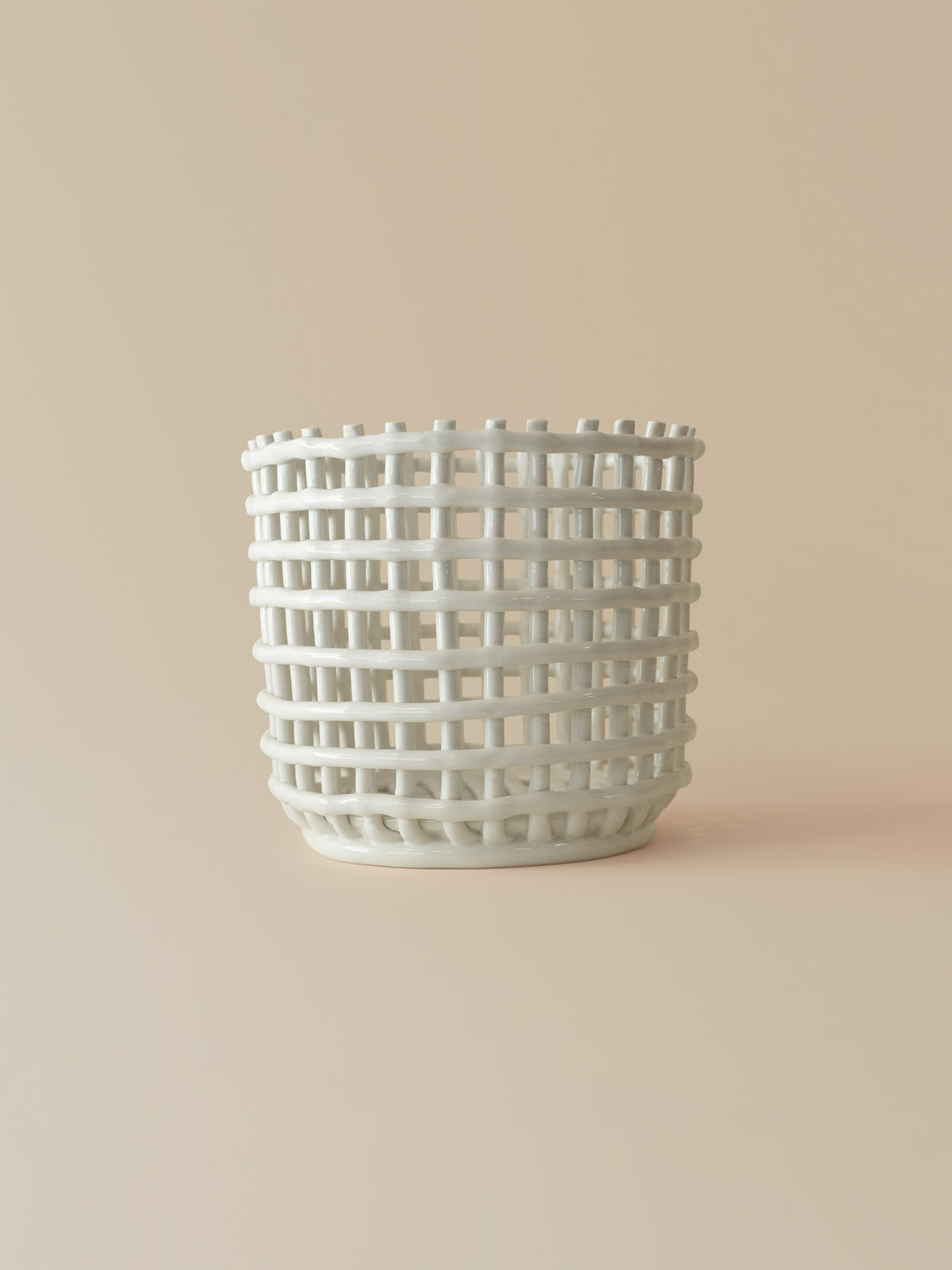 Keramikkorb von Ferm Living in Silber aus galvanisierter Keramik, handgeformt mit geflochtener Struktur, rund, Grösse D 16 x H 14.5 cm.