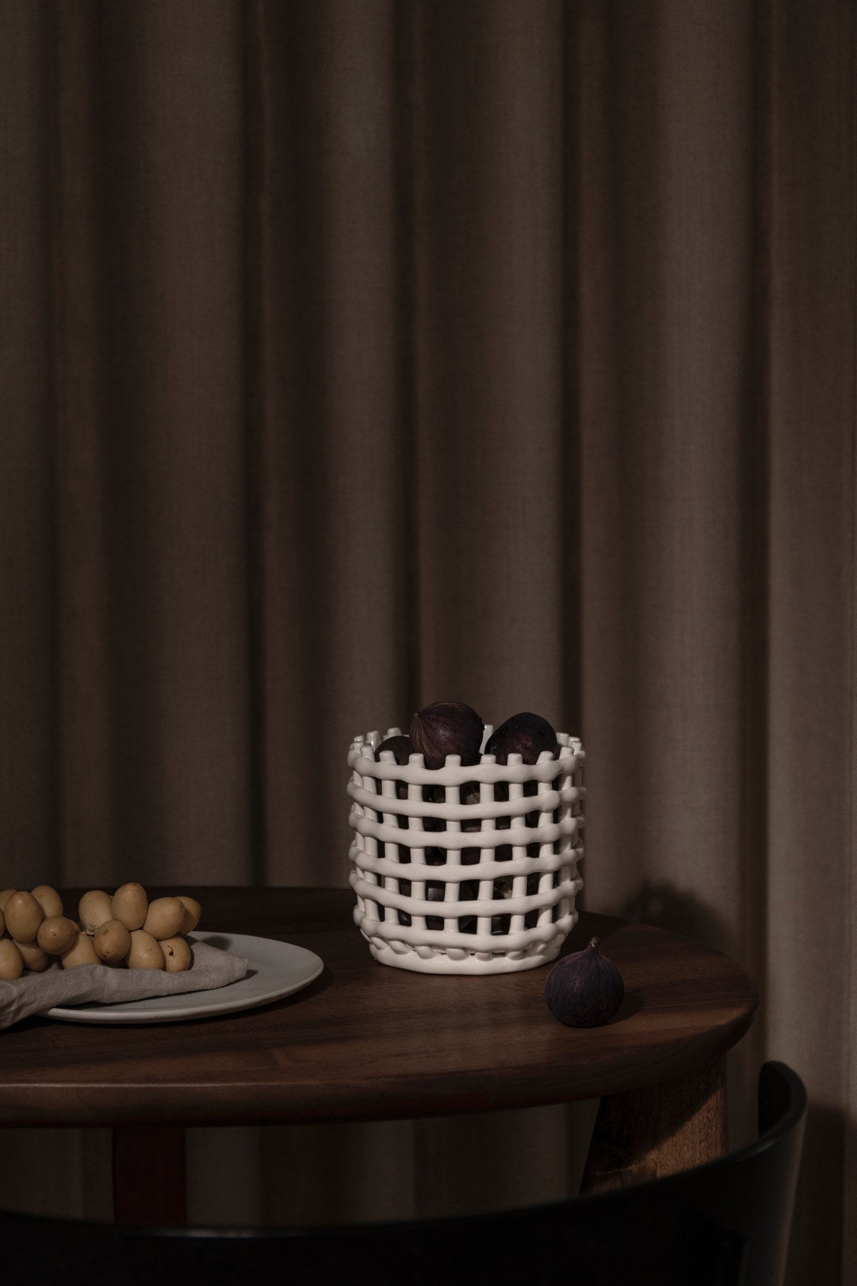 Keramikkorb von Ferm Living in Silber aus galvanisierter Keramik, handgeformt mit geflochtener Struktur, rund, Grösse D 16 x H 14.5 cm.