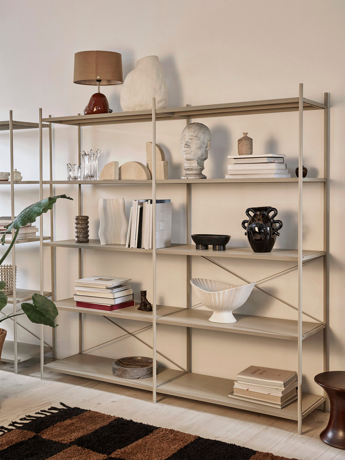 Punctual Regalsystem - Tablar perforiert Metall in Kaschmir präsentiert im Onlineshop von KAQTU Design AG. Regalsystem Einzelteile ist von Ferm Living
