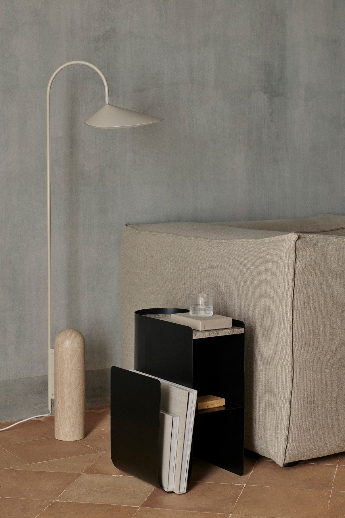 Arum Stehlampe in Kaschmir präsentiert im Onlineshop von KAQTU Design AG. Stehleuchte ist von Ferm Living