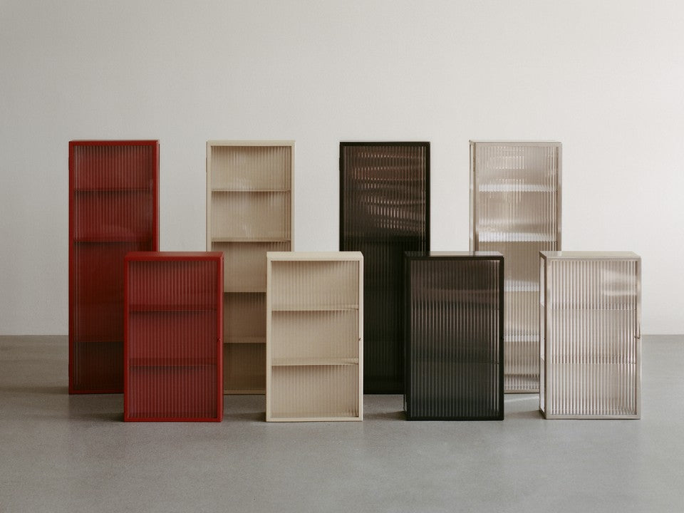 Haze Wandschrank, Geriffeltes Glas in Schwarz präsentiert im Onlineshop von KAQTU Design AG. Wandschrank ist von Ferm Living