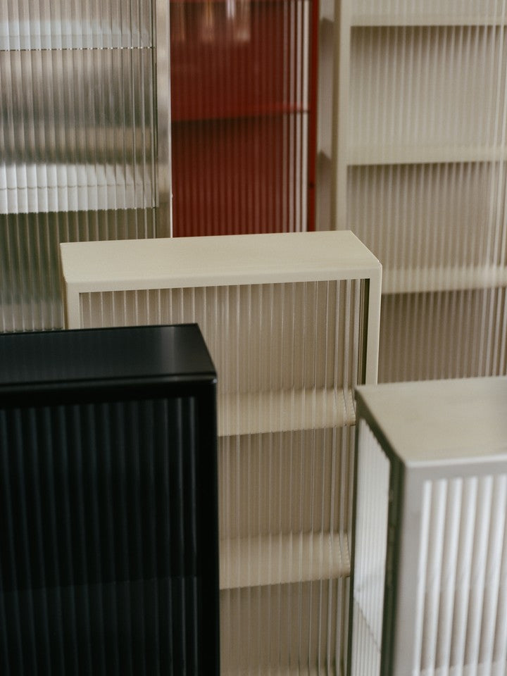 Haze Wandschrank, Geriffeltes Glas in Schwarz präsentiert im Onlineshop von KAQTU Design AG. Wandschrank ist von Ferm Living