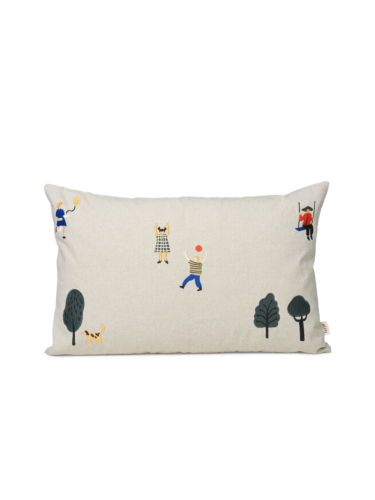 The Park Kissen lang in Hellbraun präsentiert im Onlineshop von KAQTU Design AG. Deko Kissen ist von Ferm Living