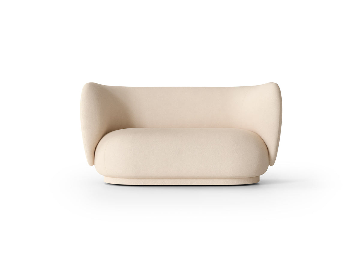 Rico 2er Sofa von Ferm Living mit runder Form, weichen Konturen und Stoffbezug
