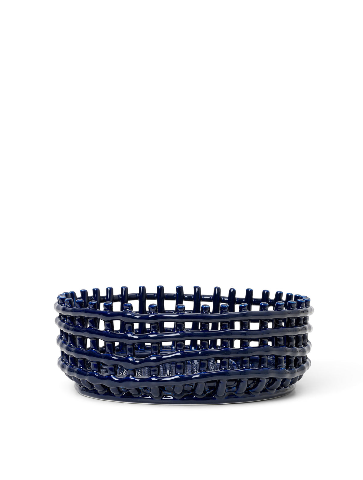 Braided geflechteter Korb flach in Blau präsentiert im Onlineshop von KAQTU Design AG. Aufbewährungskörbe ist von Ferm Living