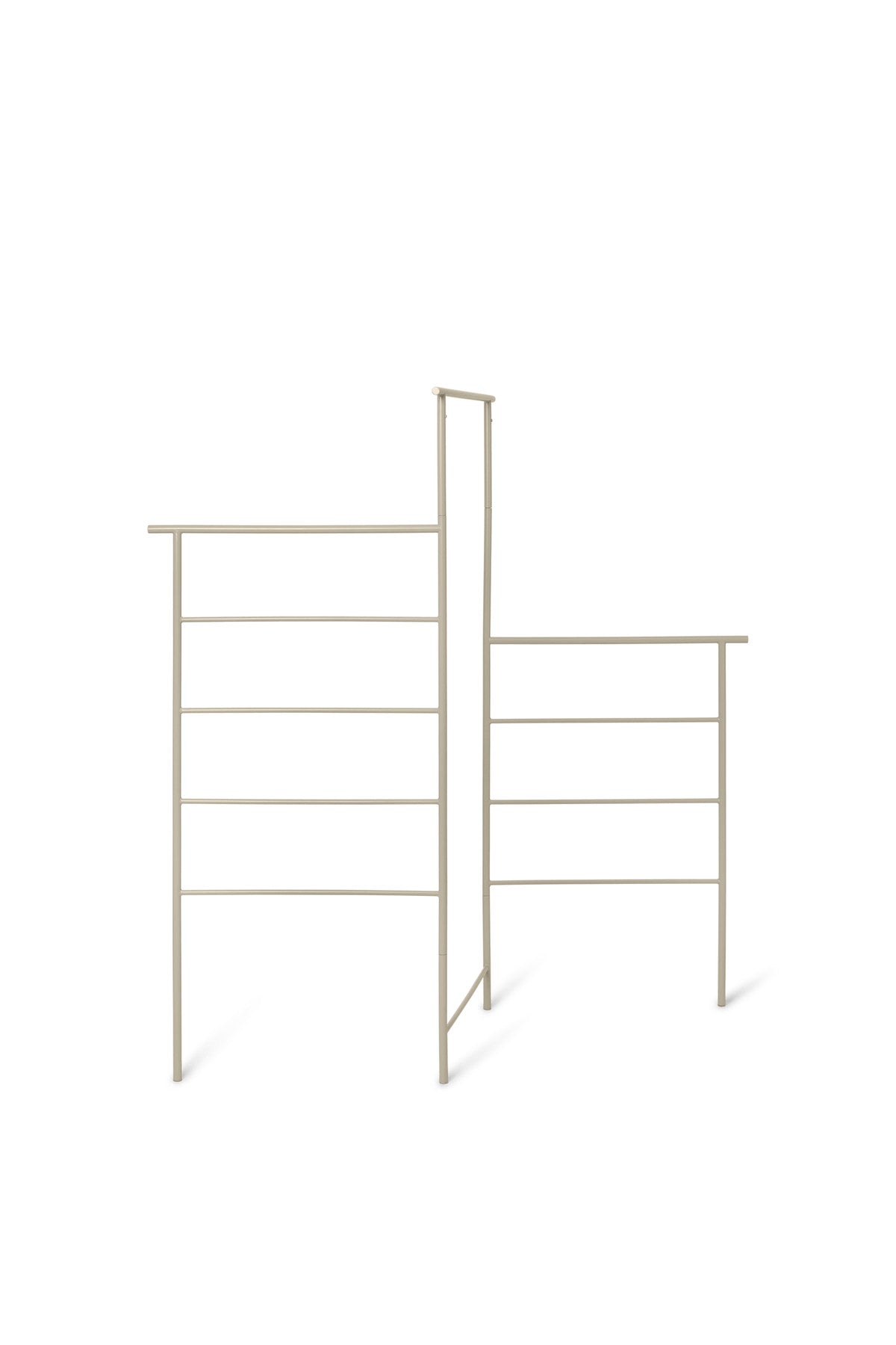 Dora Kleiderständer in Braun präsentiert im Onlineshop von KAQTU Design AG. Kleiderständer ist von Ferm Living