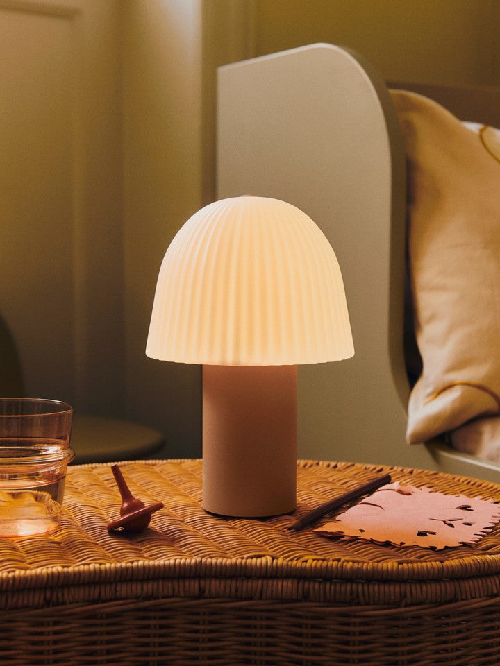 Sill Junior Bett von Ferm Living, stilvolles und funktionales Bett für Kinder, das Komfort und Design in einem harmonischen Raum vereint.