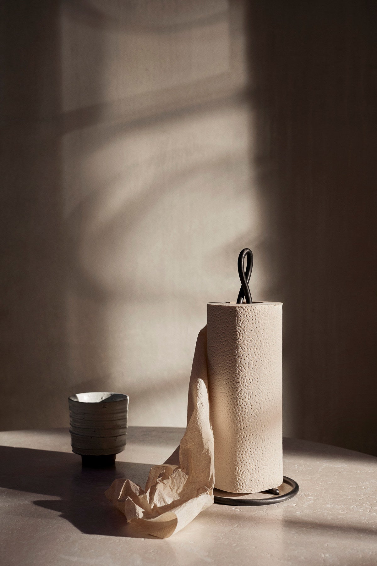 Curvature Papierrollenhalter in Schwarzes Messing präsentiert im Onlineshop von KAQTU Design AG. Papierrollenhalter ist von Ferm Living
