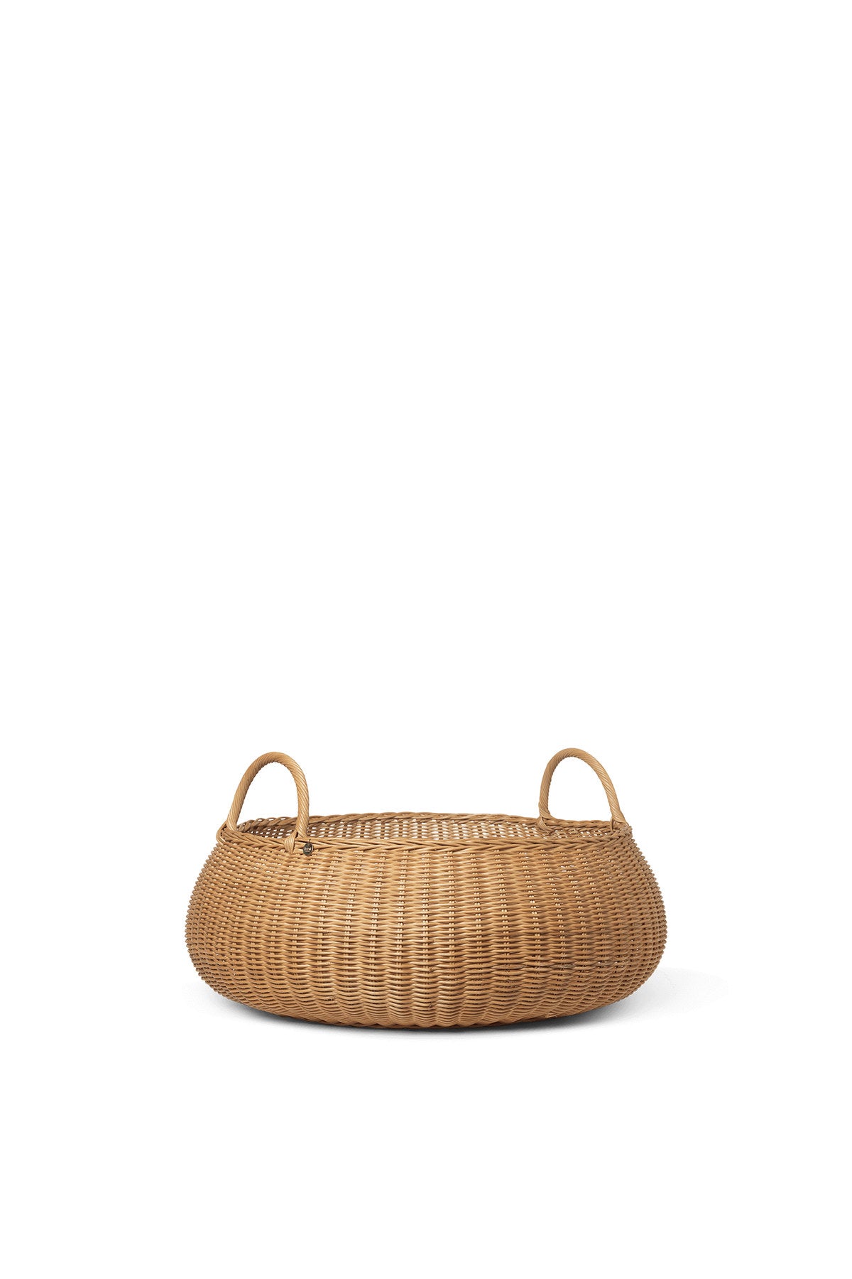 Geflochtener Korb tief in Natur präsentiert im Onlineshop von KAQTU Design AG. Aufbewährungskörbe ist von Ferm Living