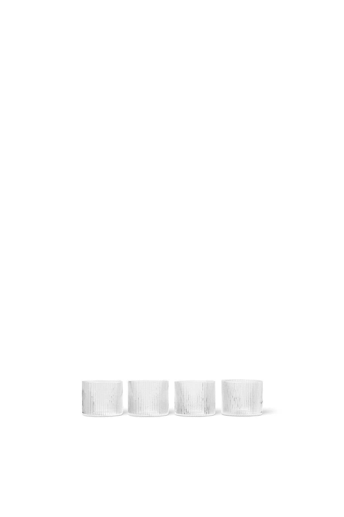 Ripple Gläser tief 4er Set in Klar präsentiert im Onlineshop von KAQTU Design AG. Trinkgläser ist von Ferm Living