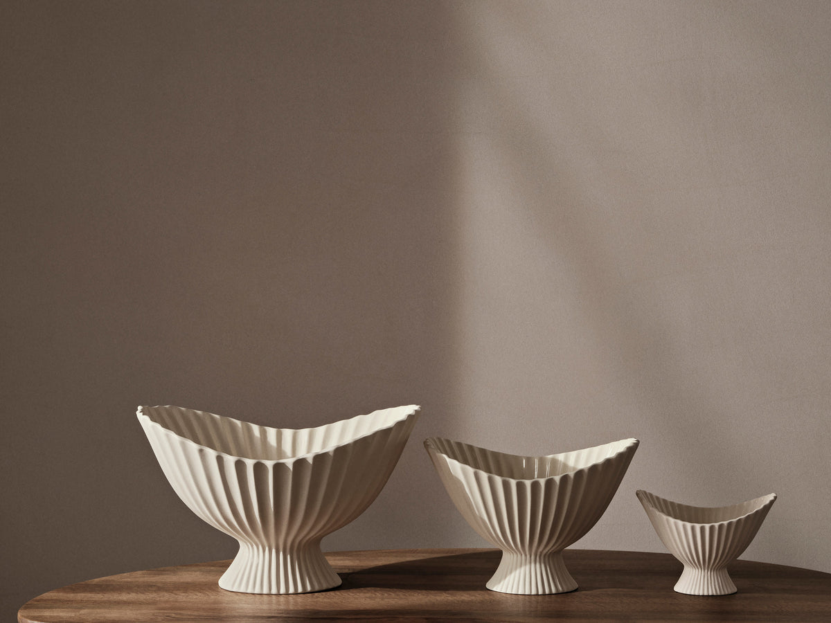 Fountain Schale in Off-White präsentiert im Onlineshop von KAQTU Design AG. Schalen ist von Ferm Living