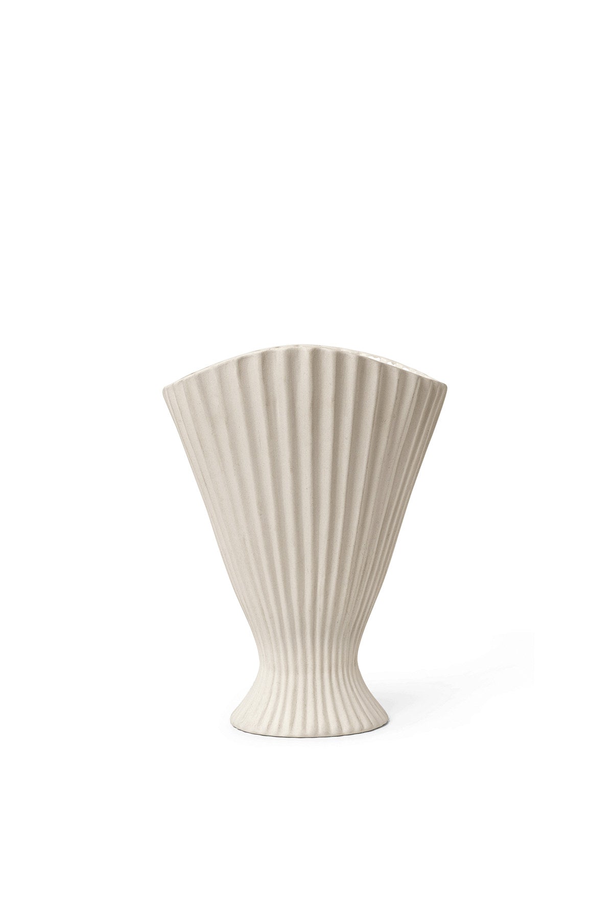 Fountain Vase von Ferm Living aus Steingut in Off-White, aussen matt und unglasiert, innen glasiert, mit gefältelter, geschwungener Form.