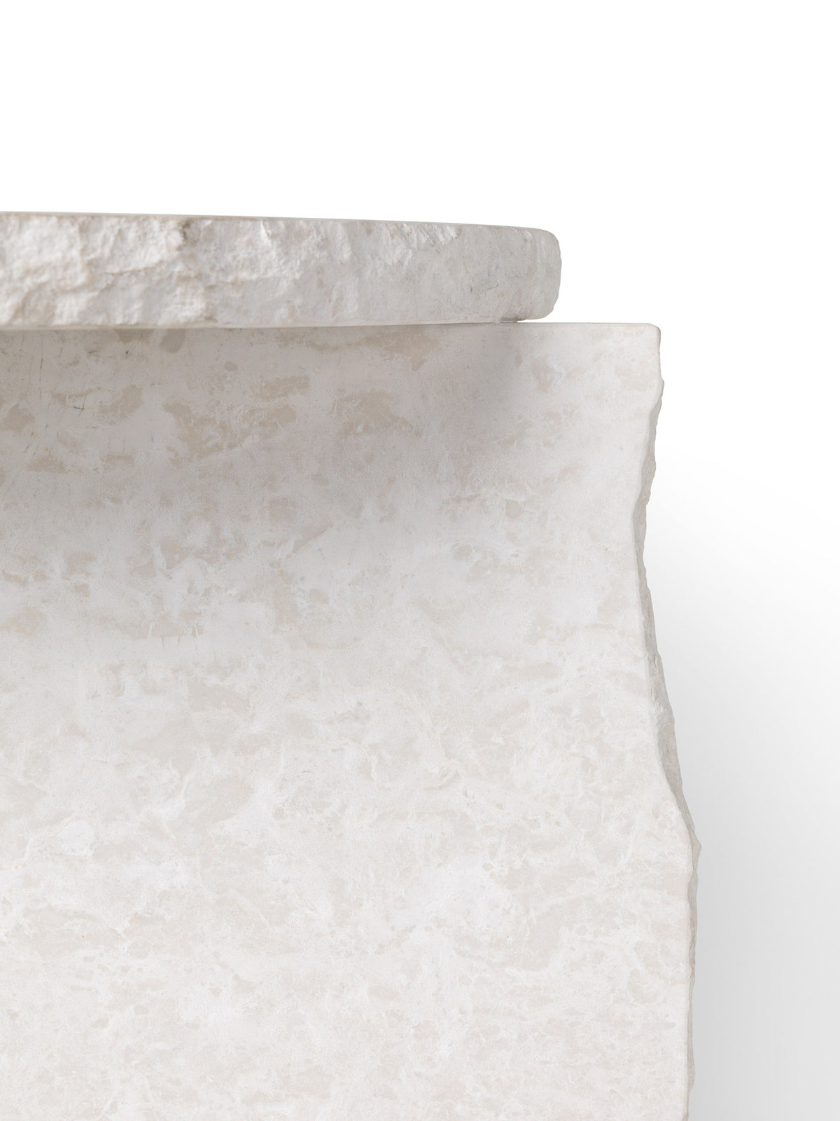Mineral Skulptur Tisch in Weiss präsentiert im Onlineshop von KAQTU Design AG. Couchtisch ist von Ferm Living