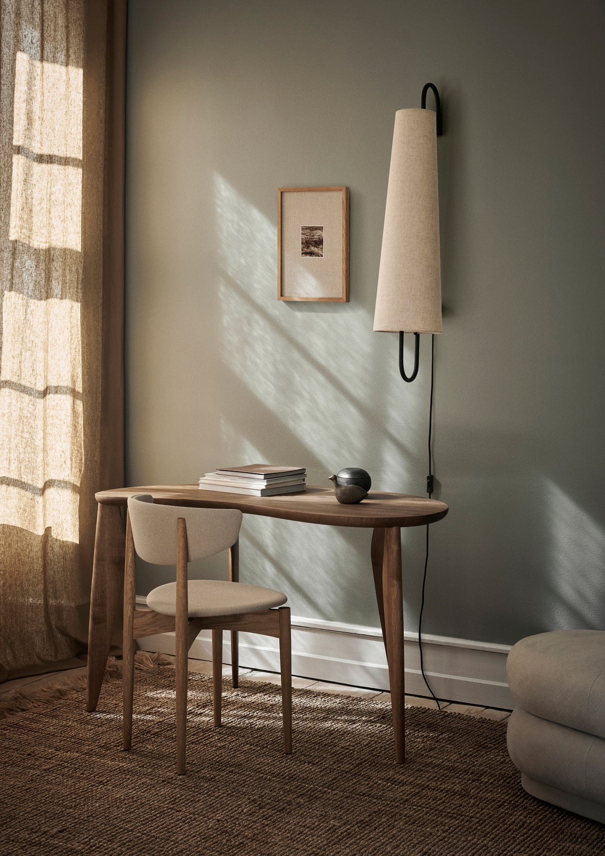 Feve Schreibtisch in Braun präsentiert im Onlineshop von KAQTU Design AG. Schreibtisch ist von Ferm Living